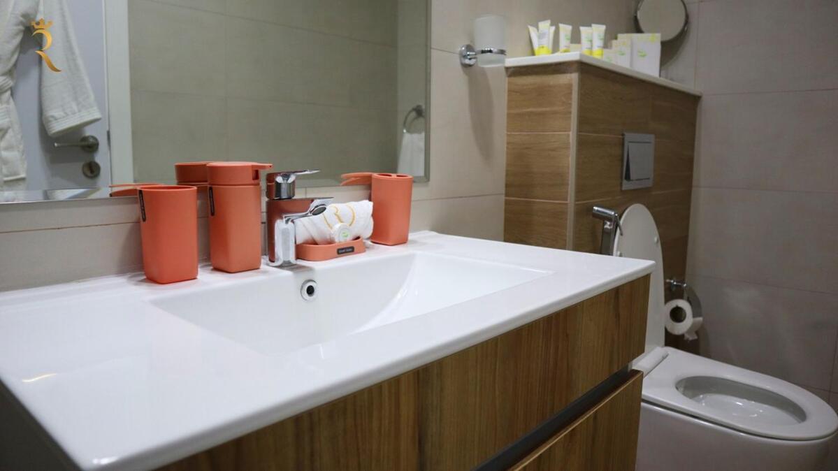 Trendy 2br Masdar Pool And Quick 10 Min To Airport Apartment *